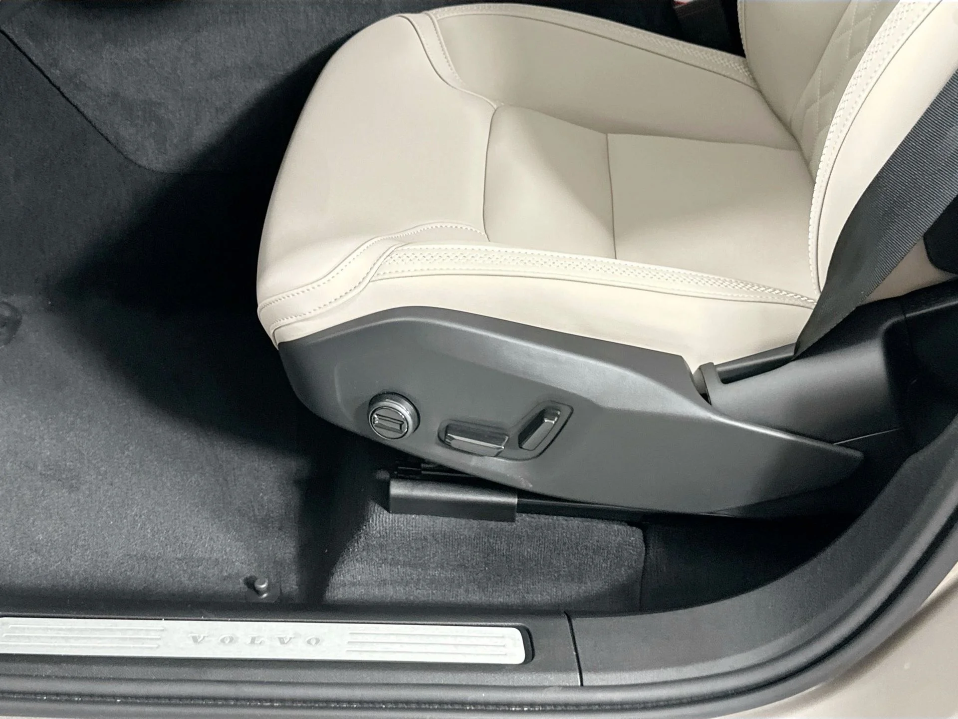 New 2026 Bright Dusk Volvo Plus image 18