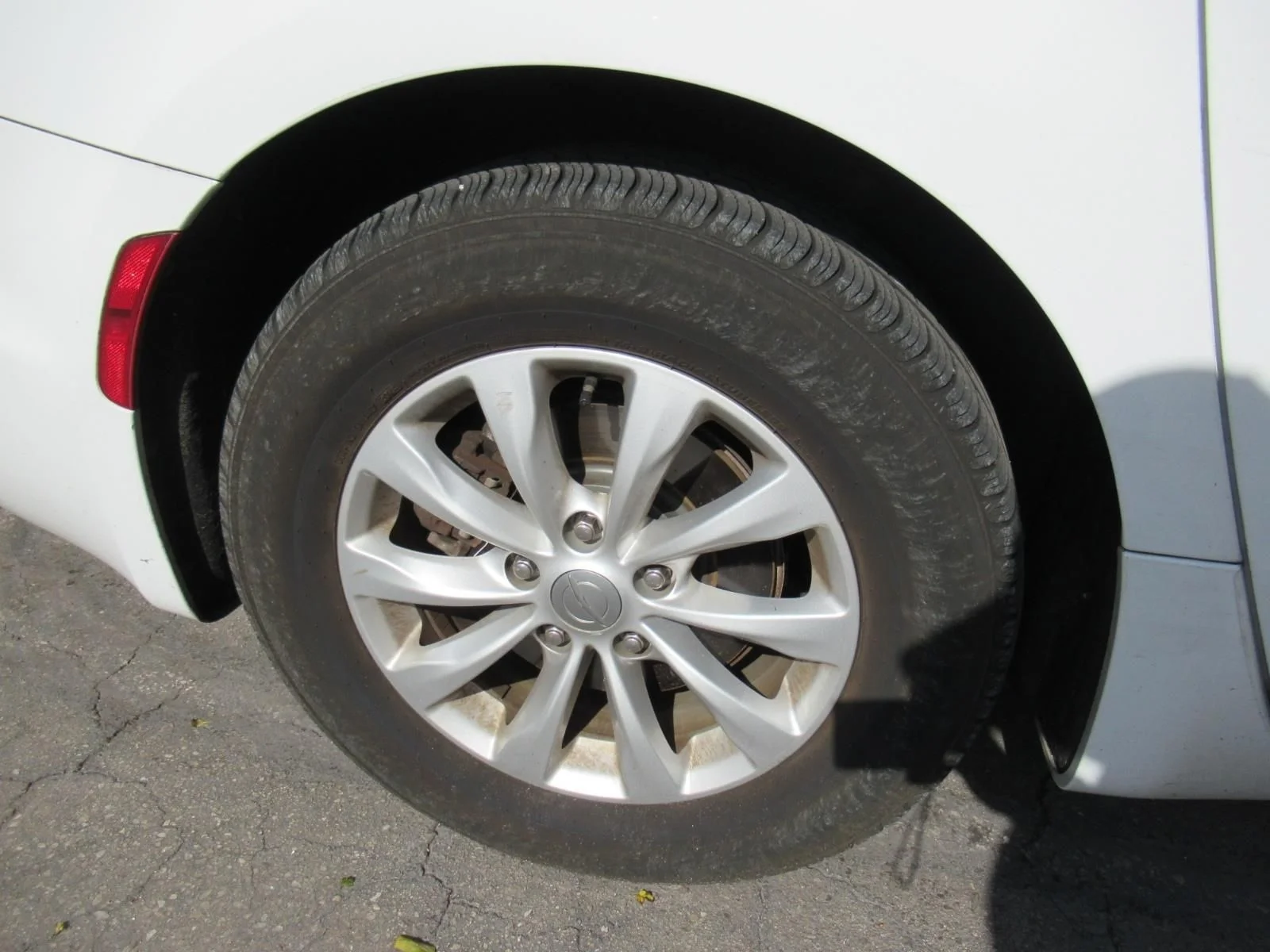 Used 2019 White Chrysler Touring L image 5