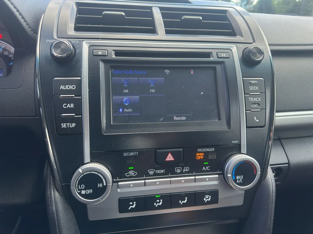Used 2014 Classic Silver Metallic Toyota SE image 7
