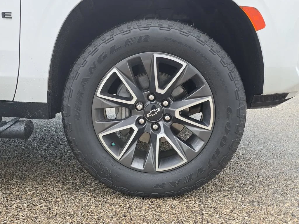 Certified Used 2021 SUMMIT WHITE Chevrolet Z71 image 34
