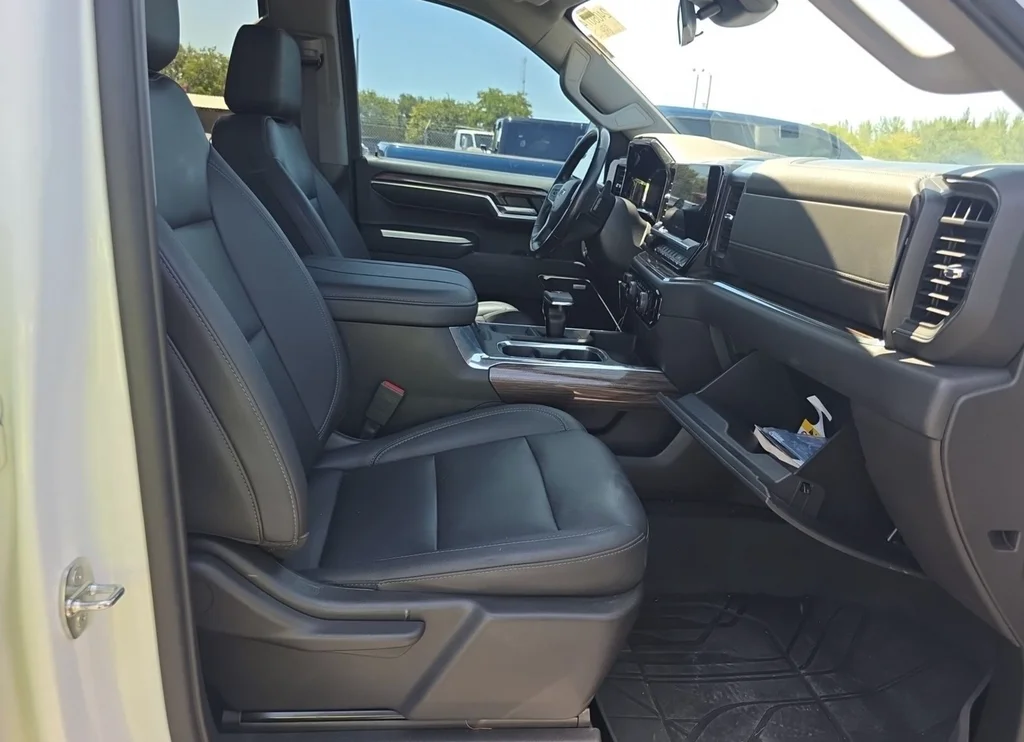 Used 2023 White Chevrolet RST image 9