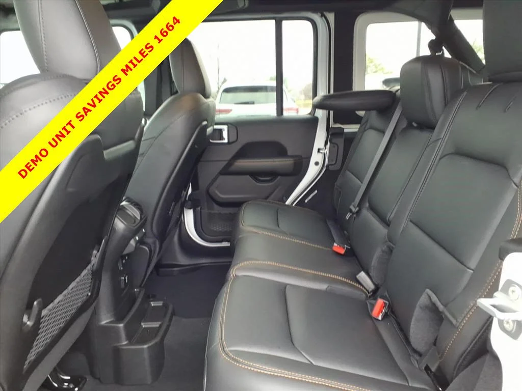 New 2026 Bright White Clear-Coat Exterior Paint Jeep Sahara image 15