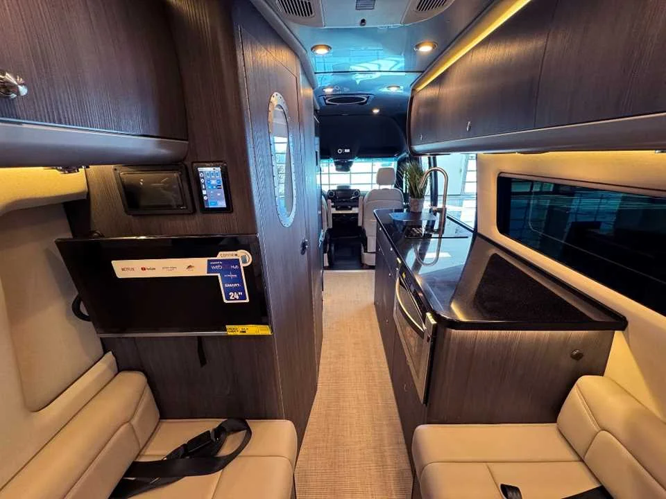 New 2025 Tenorite Gray Metallic AIRSTREAM  image 27
