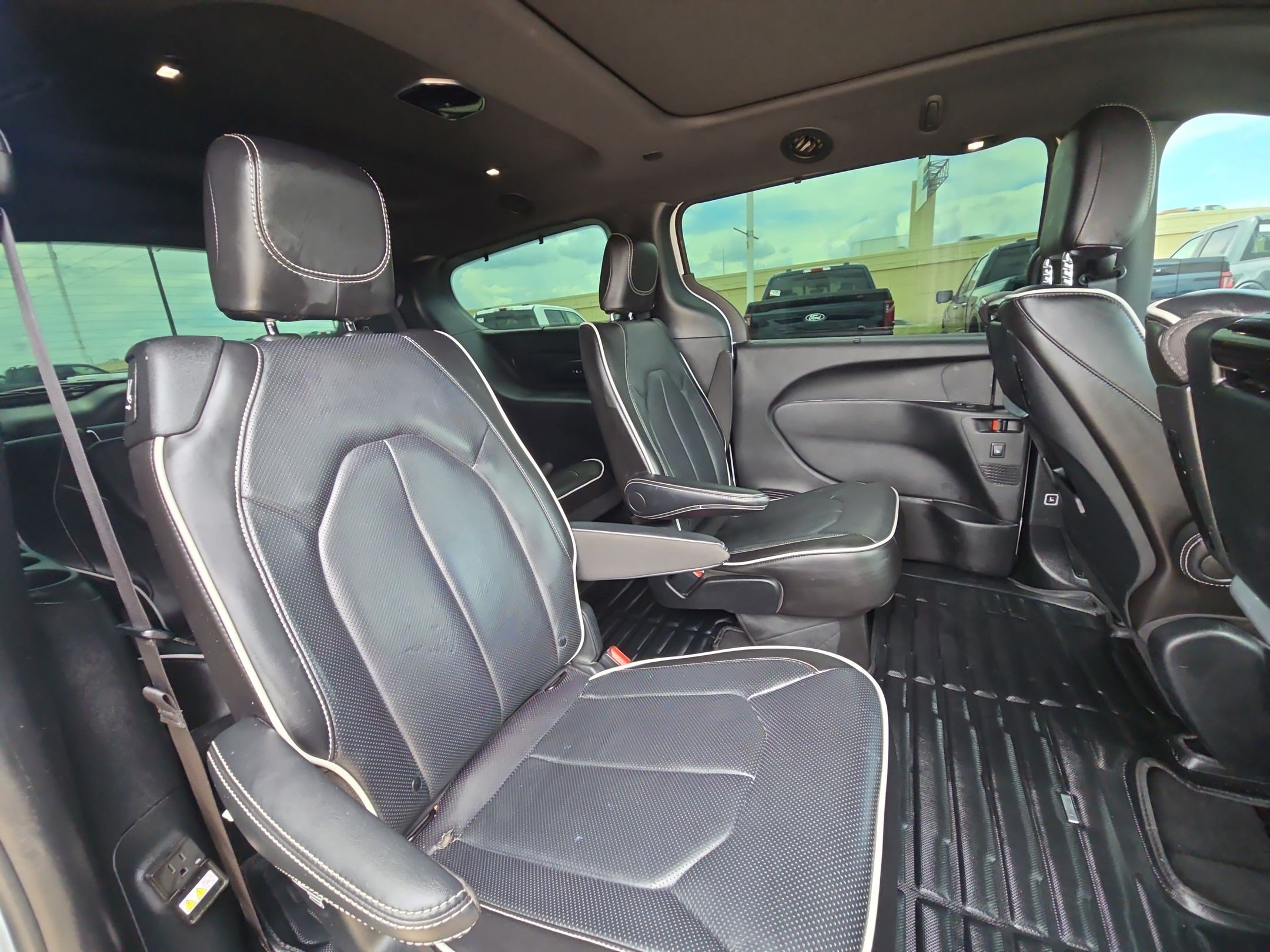 Used 2024 Bright White Clearcoat Chrysler Limited image 28