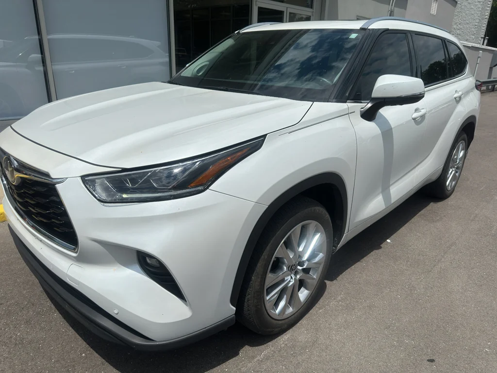 Used 2022 Wind Chill Pearl Toyota Limited image 3
