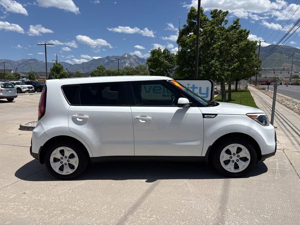 Used 2015 White Kia Base image 3