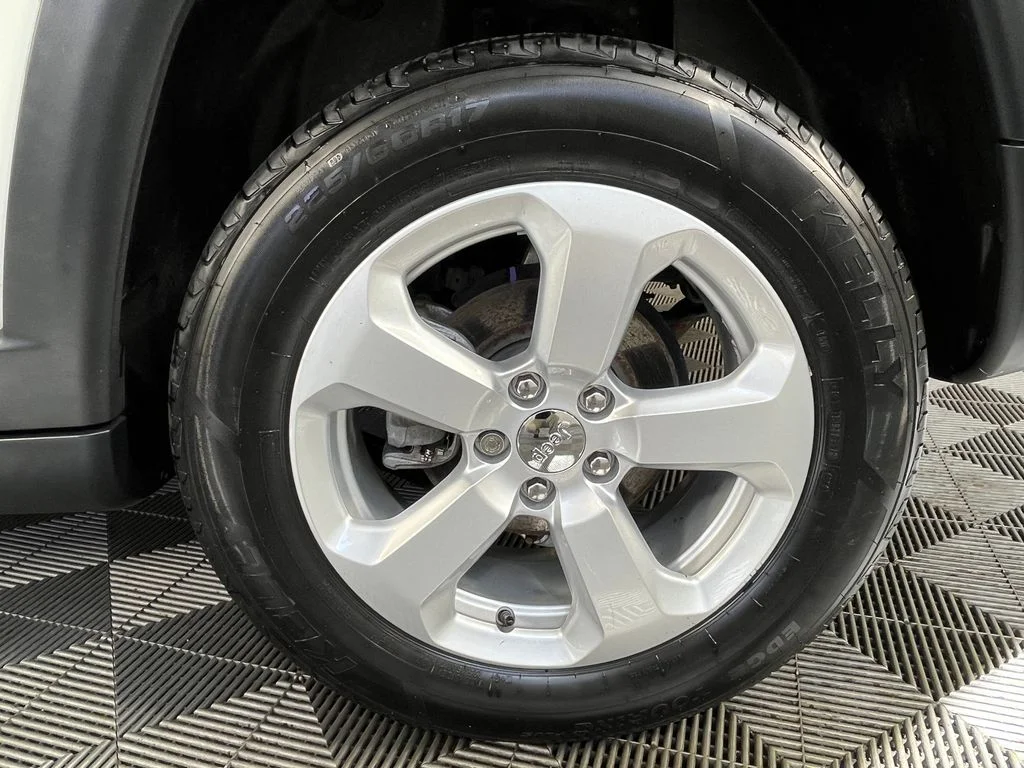 Used 2020 White Jeep Latitude image 17