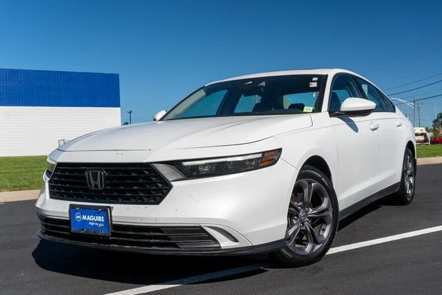 Used 2024 White Honda EX image 1