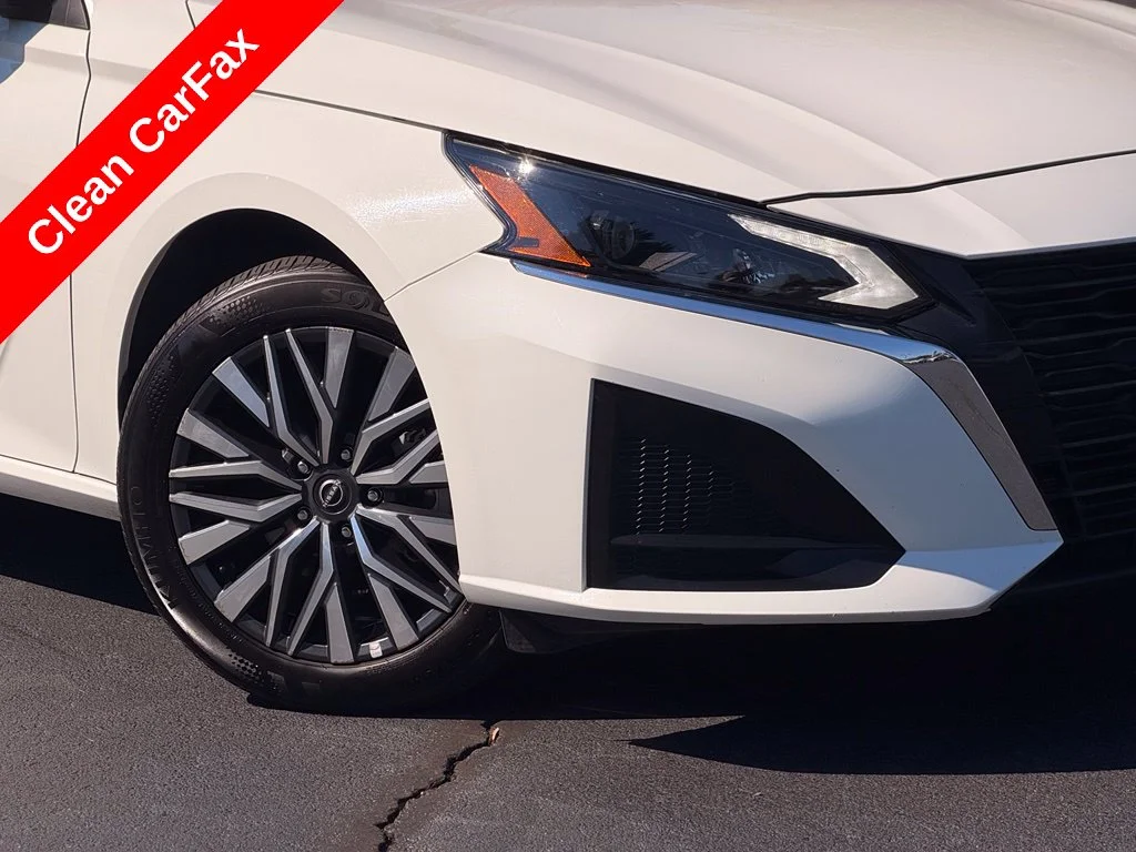 Used 2025 White Nissan 2.5 SV image 5