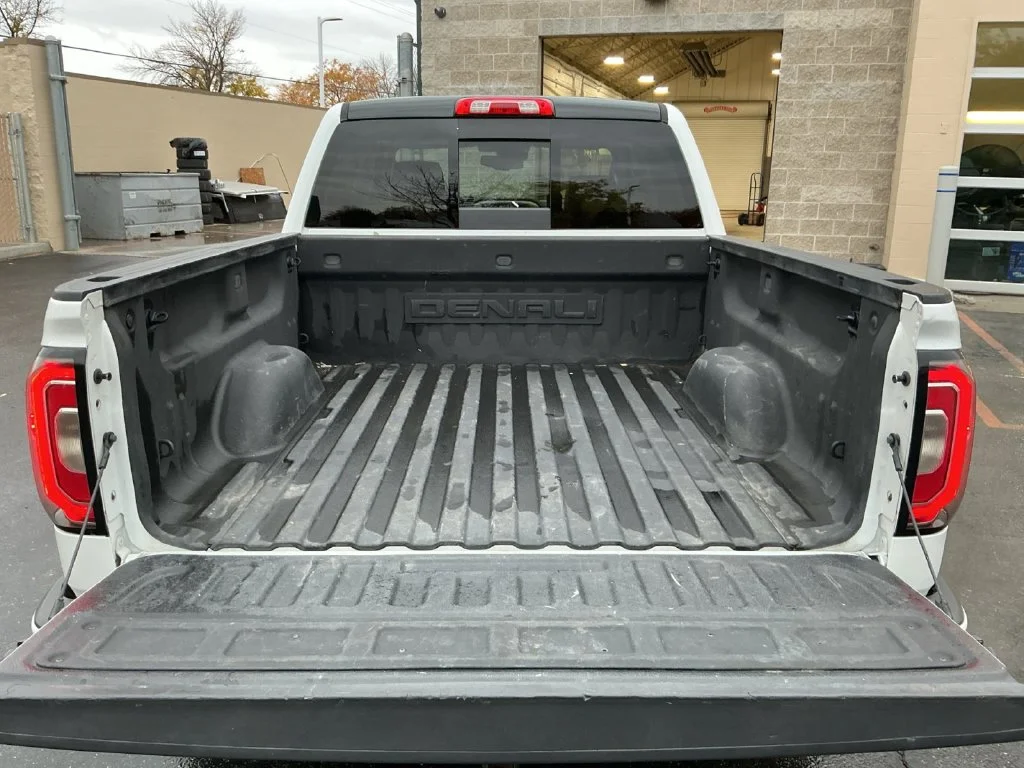 Used 2017 WHITE FROST TRICOAT GMC Denali image 28