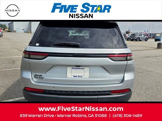 Used 2022 Silver Jeep Altitude image 10