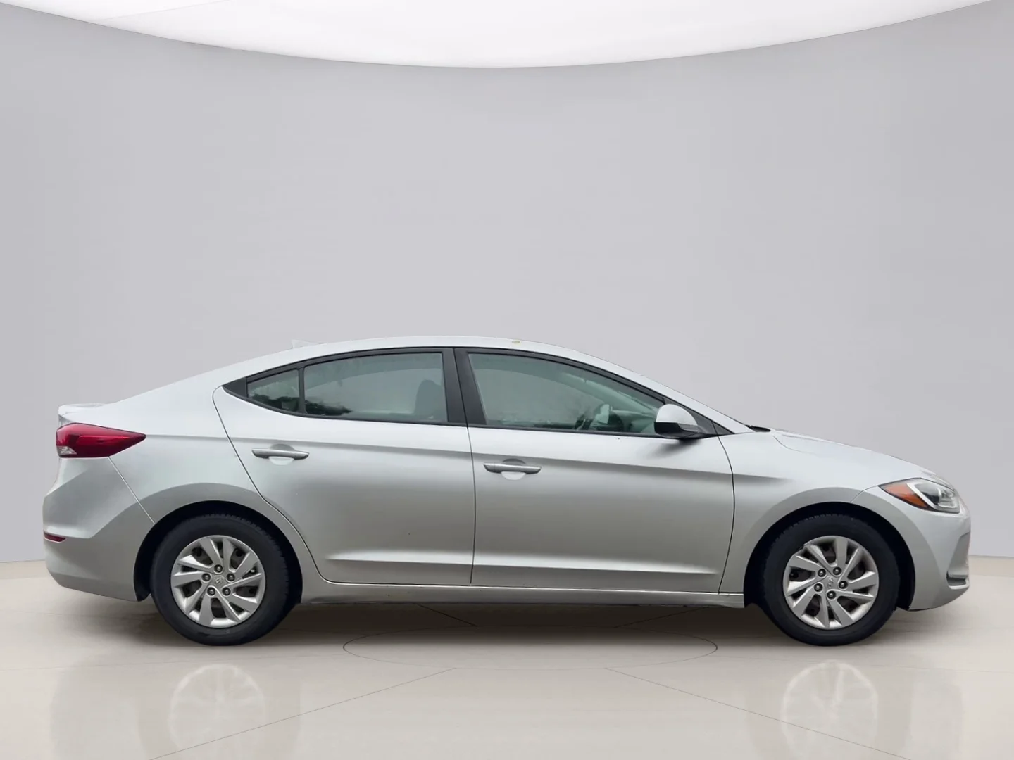 Used 2017 Silver Hyundai SE image 4