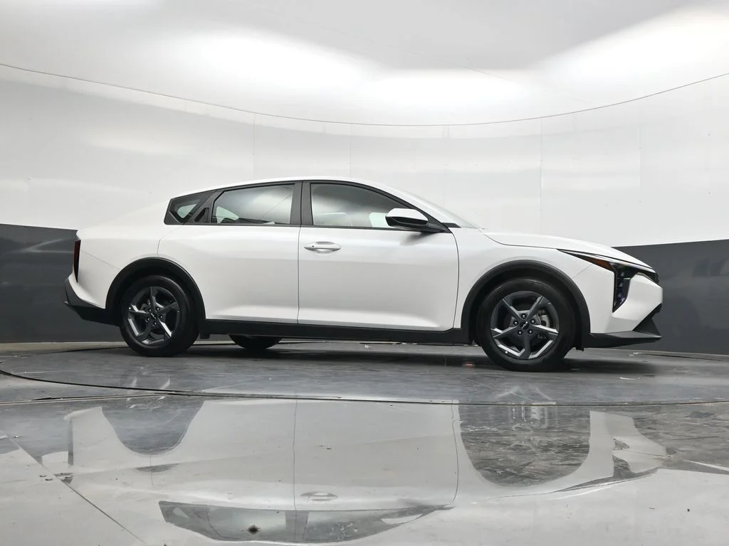 Used 2025 White Kia LXS image 33