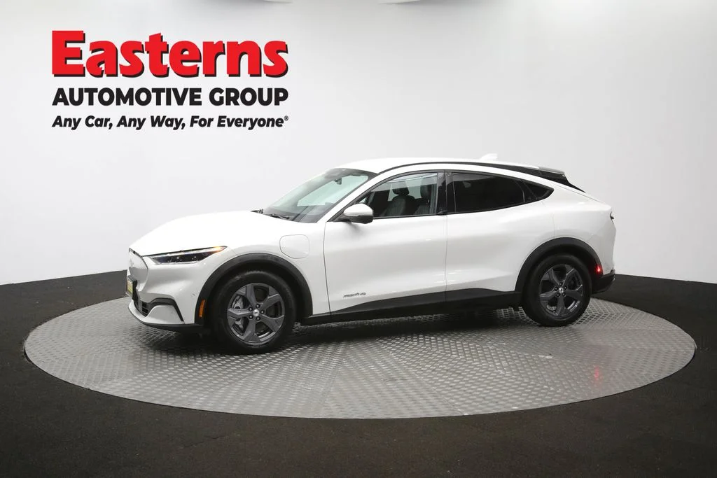 Used 2021 White Ford Select image 60