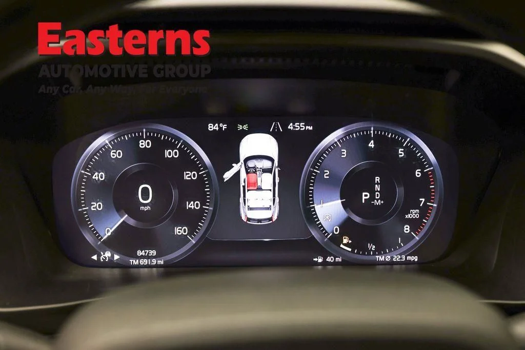 Used 2022 White Volvo Momentum image 18