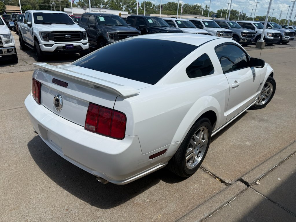 Used 2006 Performance White Clearcoat Ford GT Premium image 11