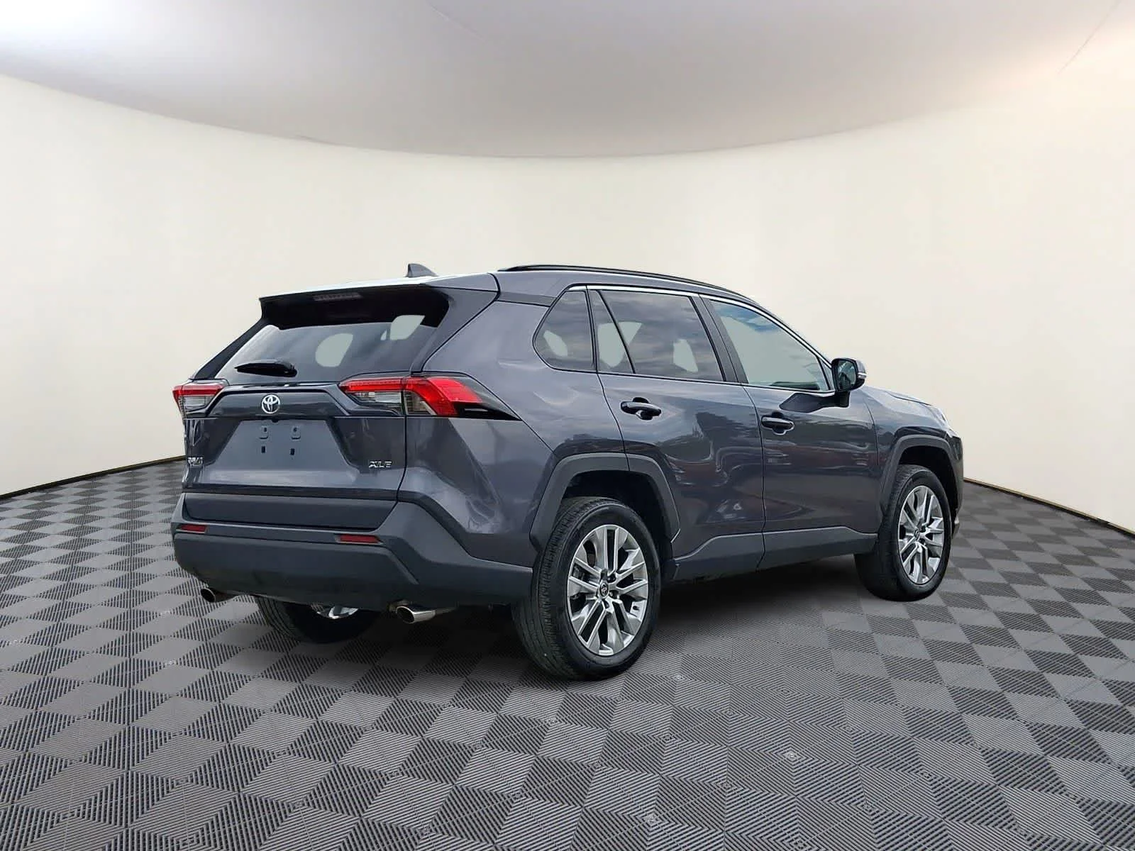 Used 2025 Magnetic Gray Metallic Toyota XLE Premium image 5