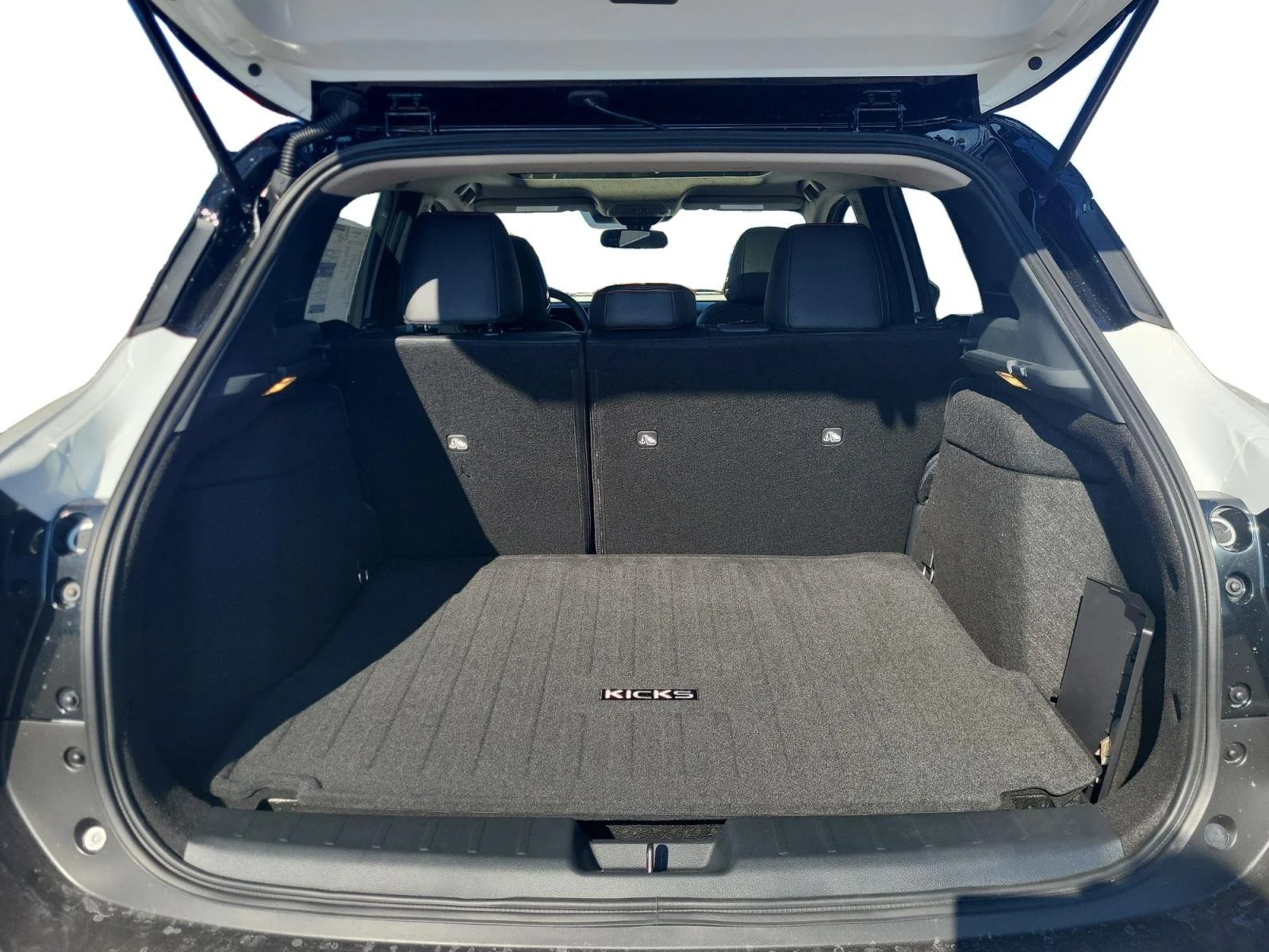 New 2026 Aspen White Tricoat/Super Black Nissan SR image 23