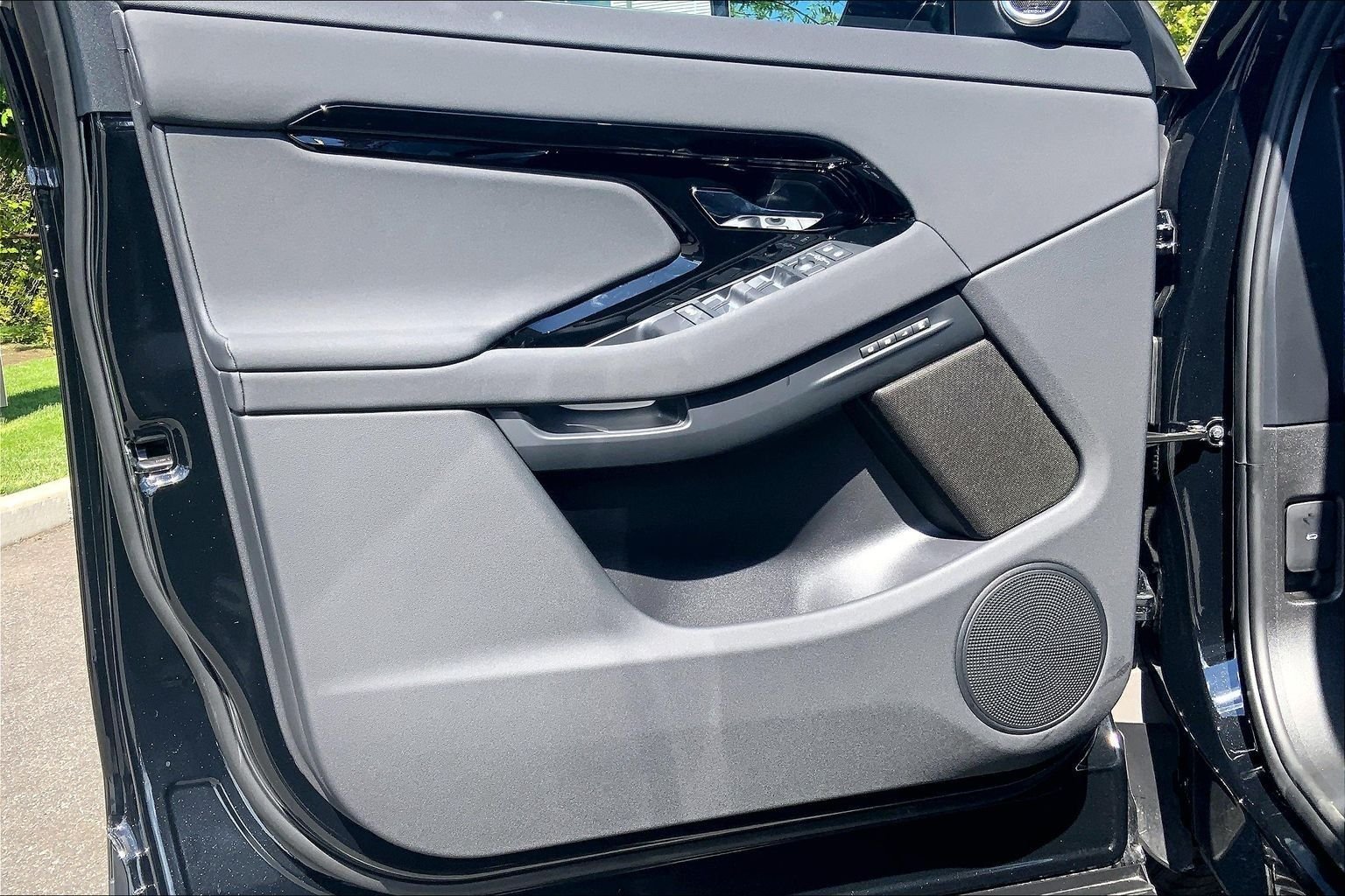 New 2026 Santorini Black Land Rover S image 10