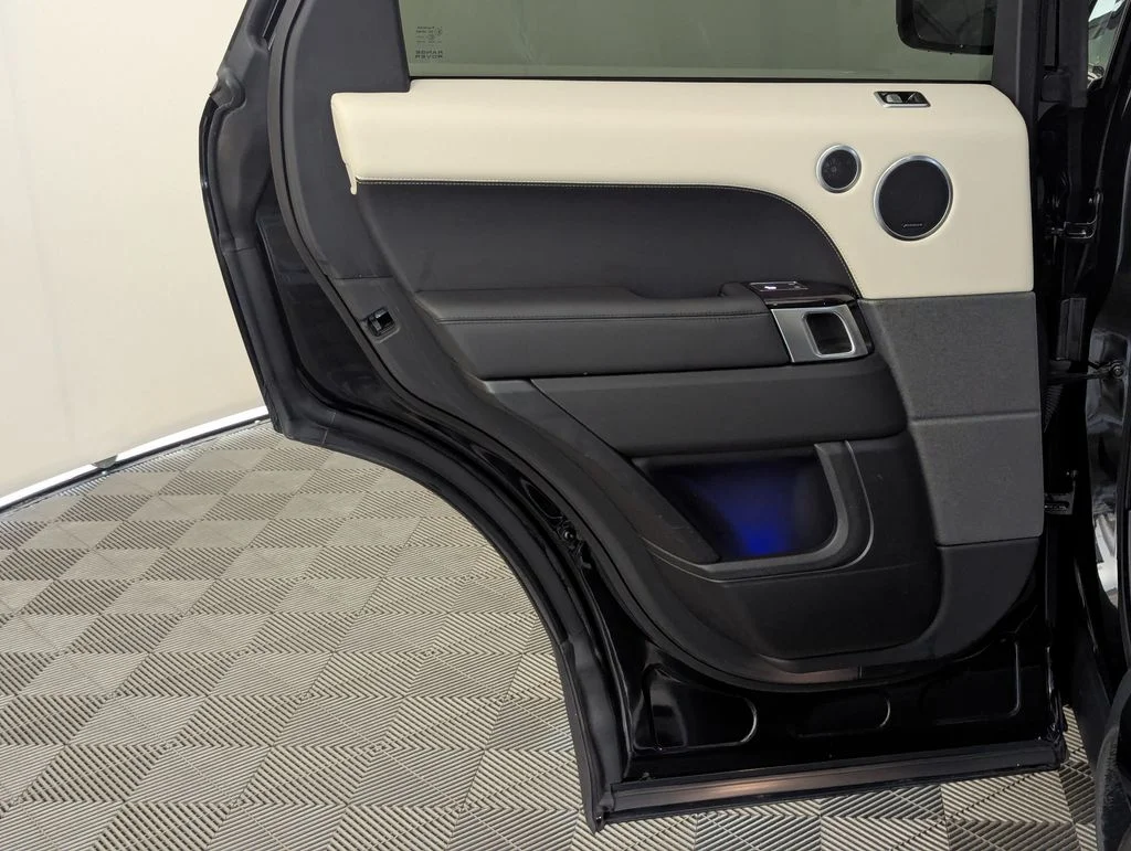 Used 2022 Black Land Rover HSE Silver Edition image 53
