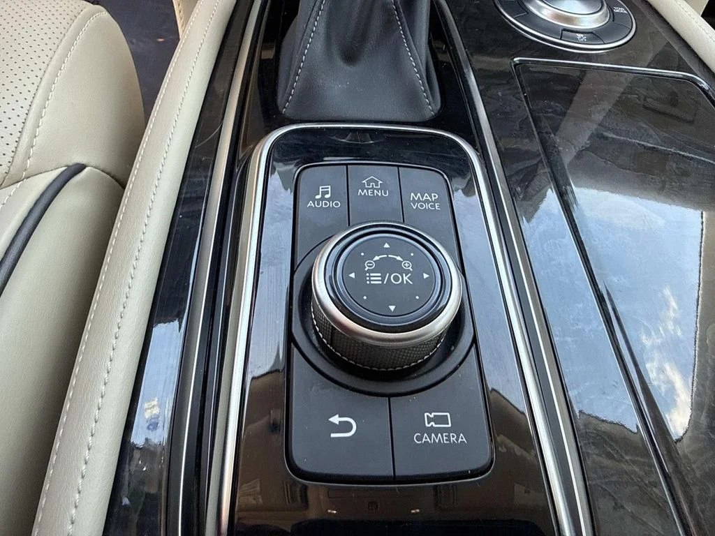 Used 2022 White INFINITI LUXE image 39