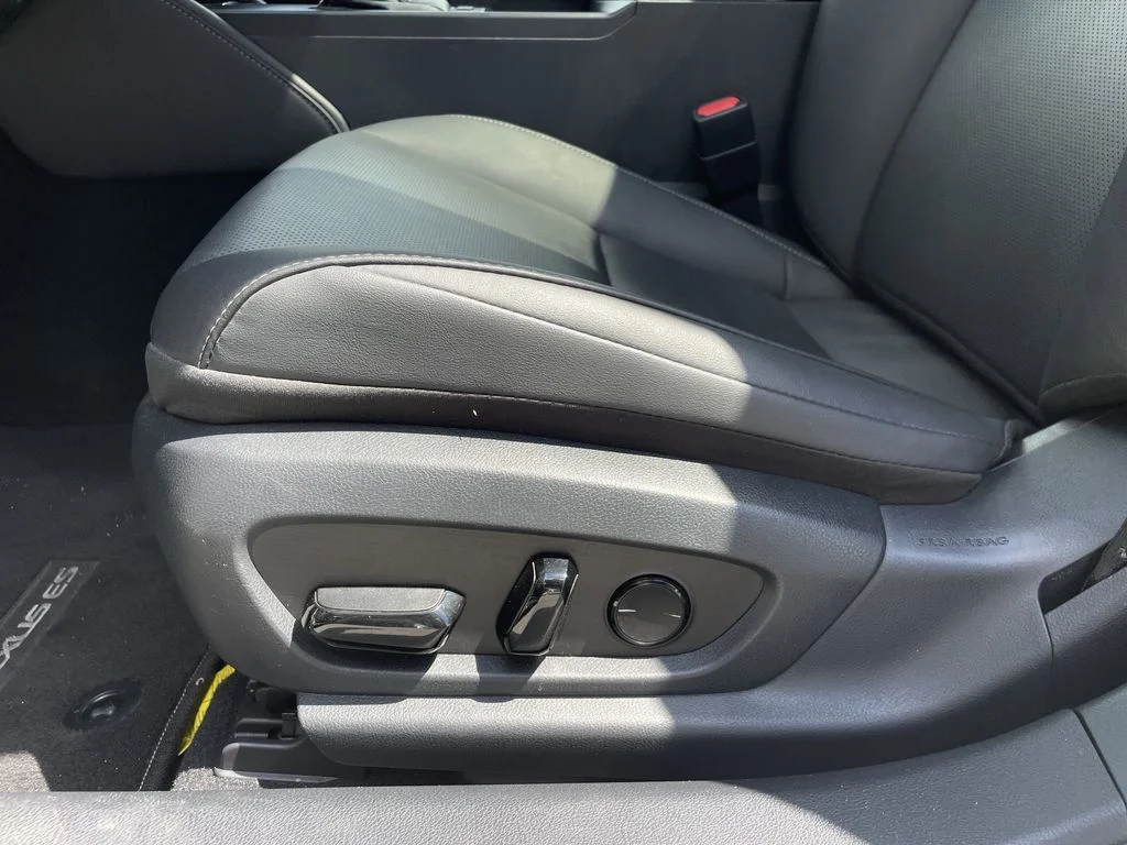 Used 2023 White Lexus 350 image 19