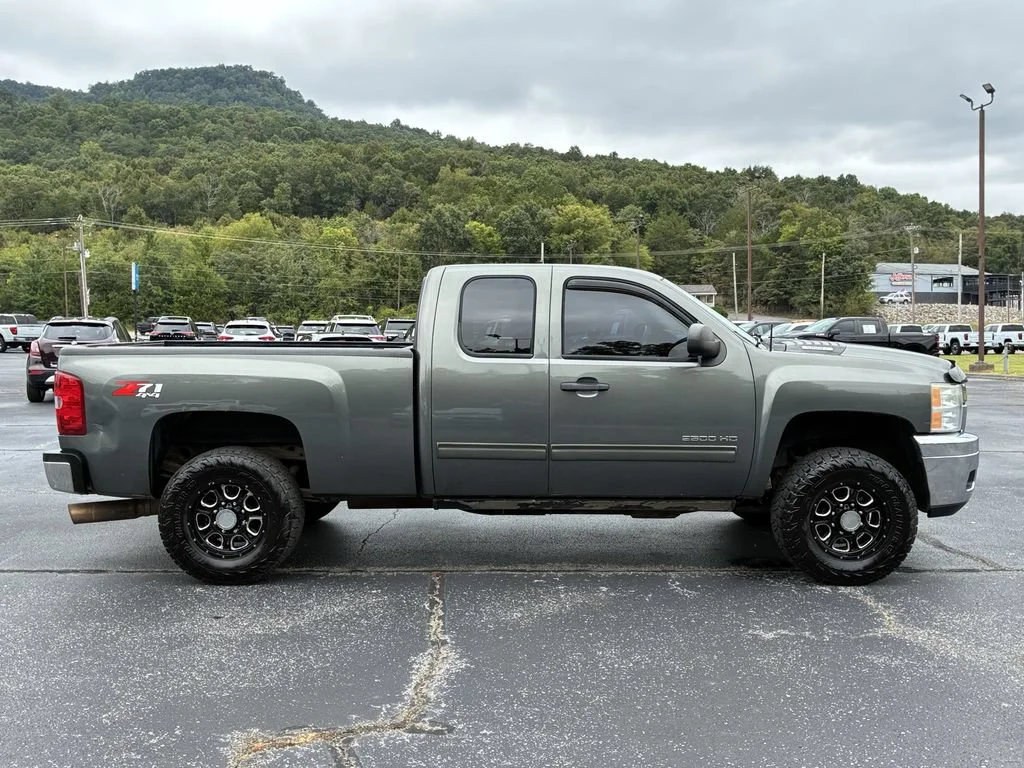 Used 2011 STEEL GREEN METALLIC Chevrolet LT image 6