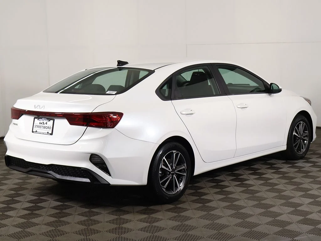 Used 2022 White Kia LXS image 12