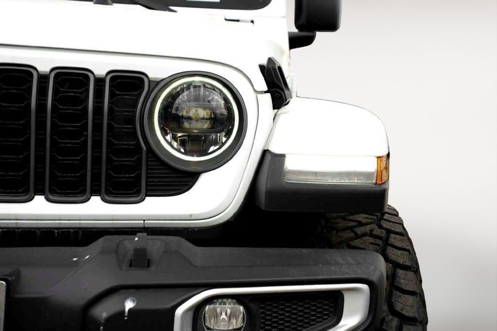 New 2024 Bright White Clear-Coat Exterior Paint Jeep Sport S image 8