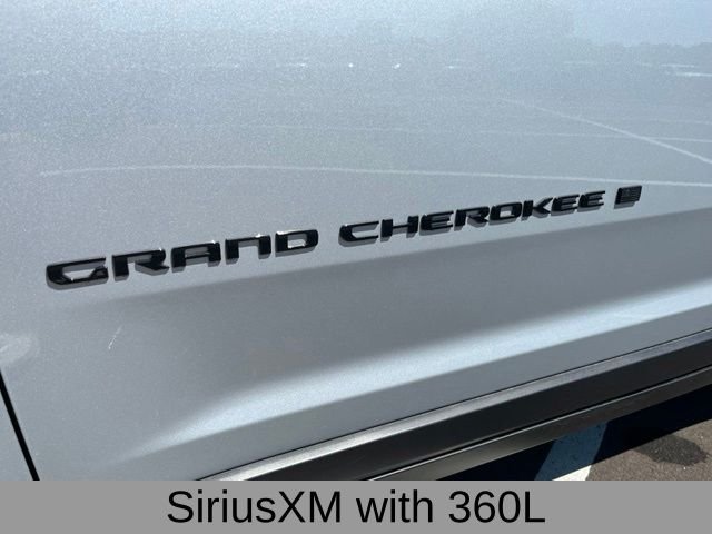 New 2026 Silver Zynith Exterior Paint Jeep Altitude image 13