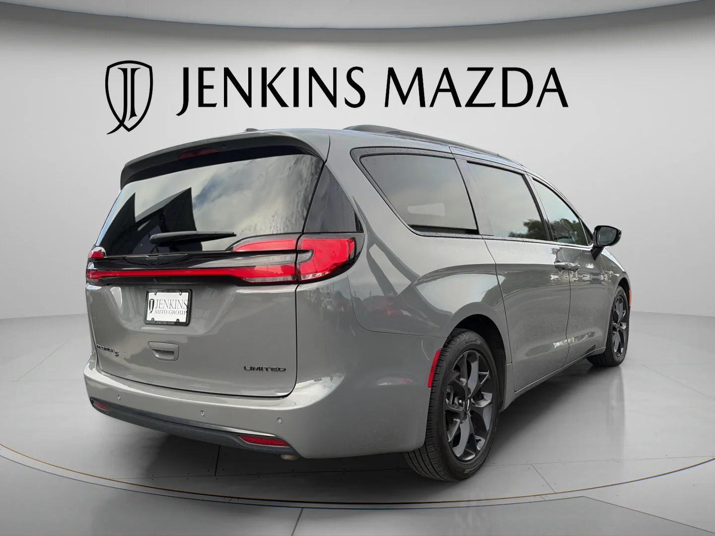 Used 2025 Ceramic Gray Clearcoat Chrysler Limited image 7
