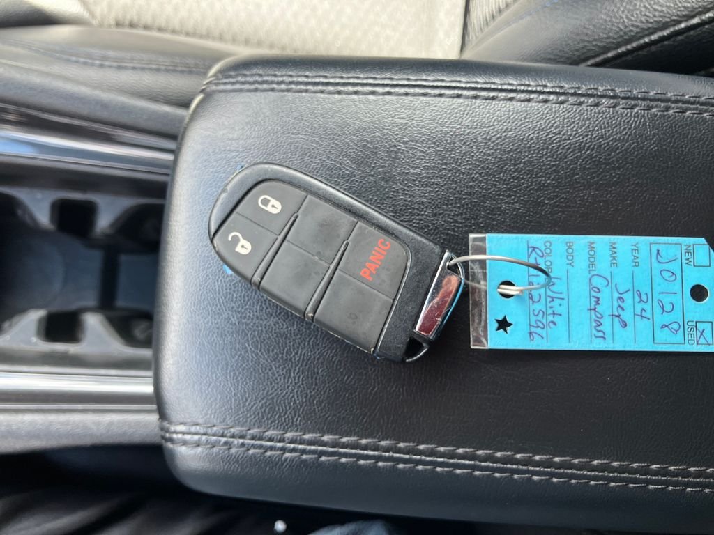 Used 2024 White/off-white Jeep Latitude image 28