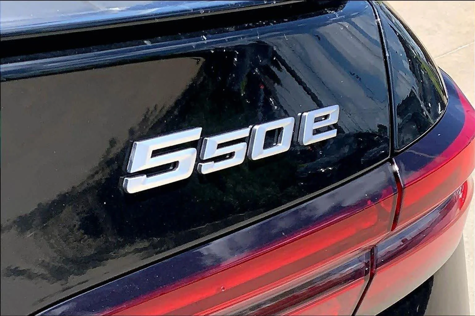 New 2026 Black Sapphire Metallic BMW 550e xDrive image 15