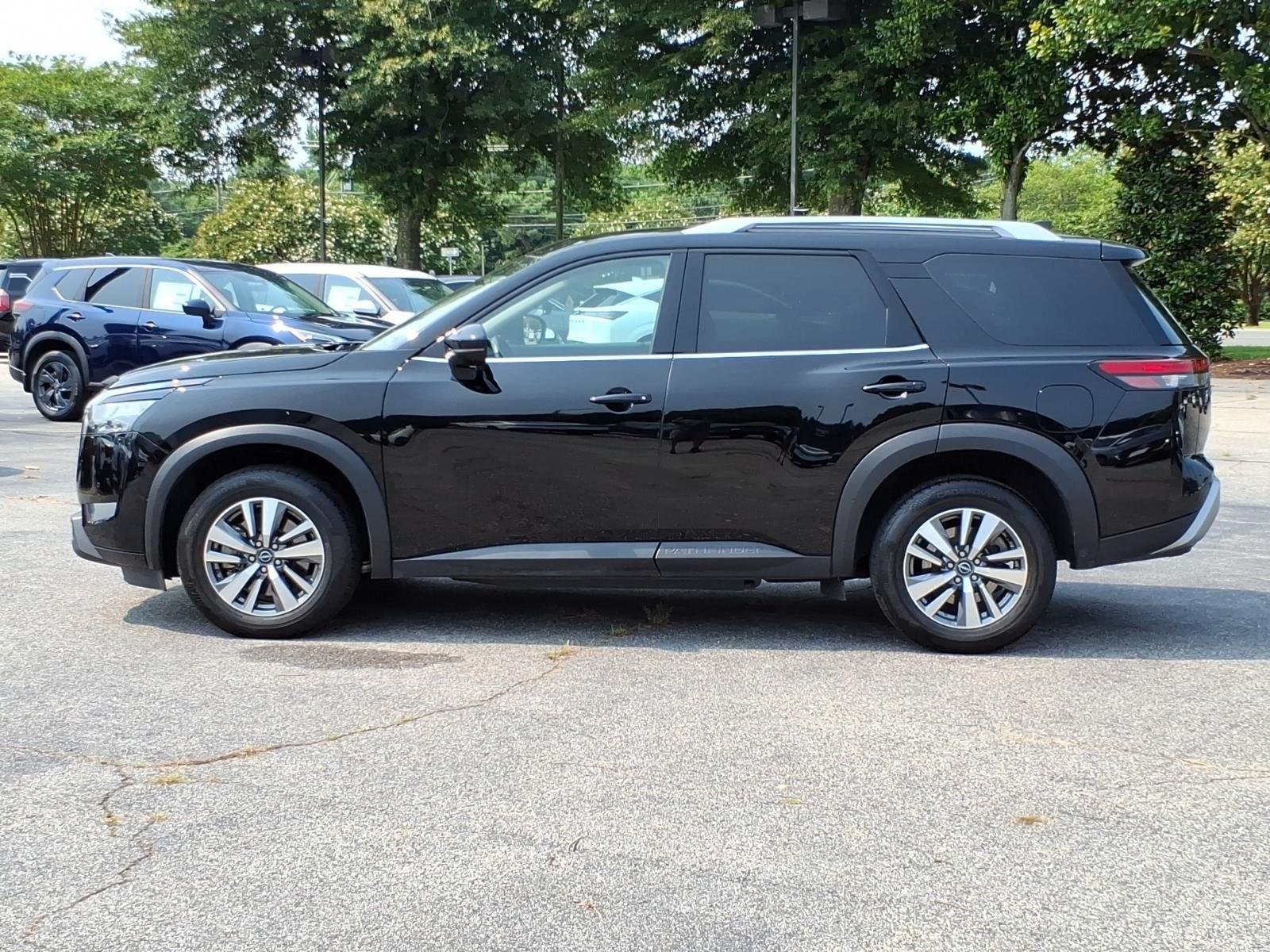 Used 2025 Super Black Nissan SL image 3