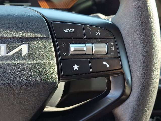 Used 2025 White Kia LXS image 24