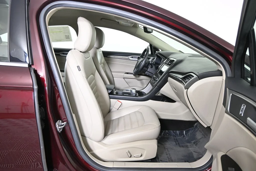 Used 2017 Red Ford SE image 13