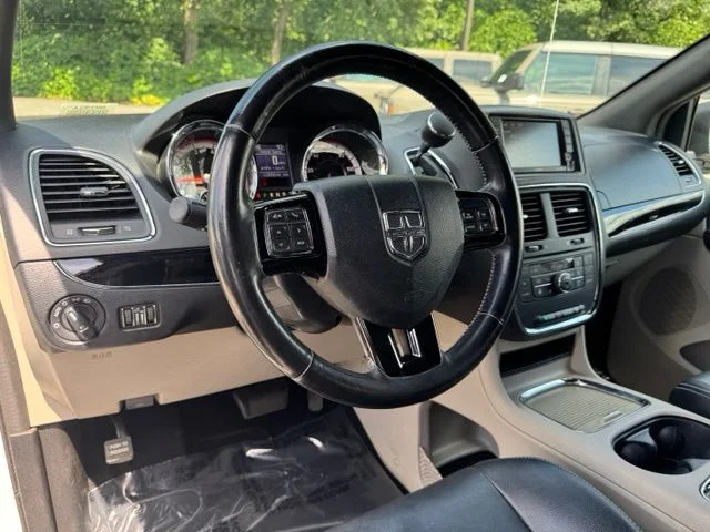 Used 2019 White Dodge SXT image 25