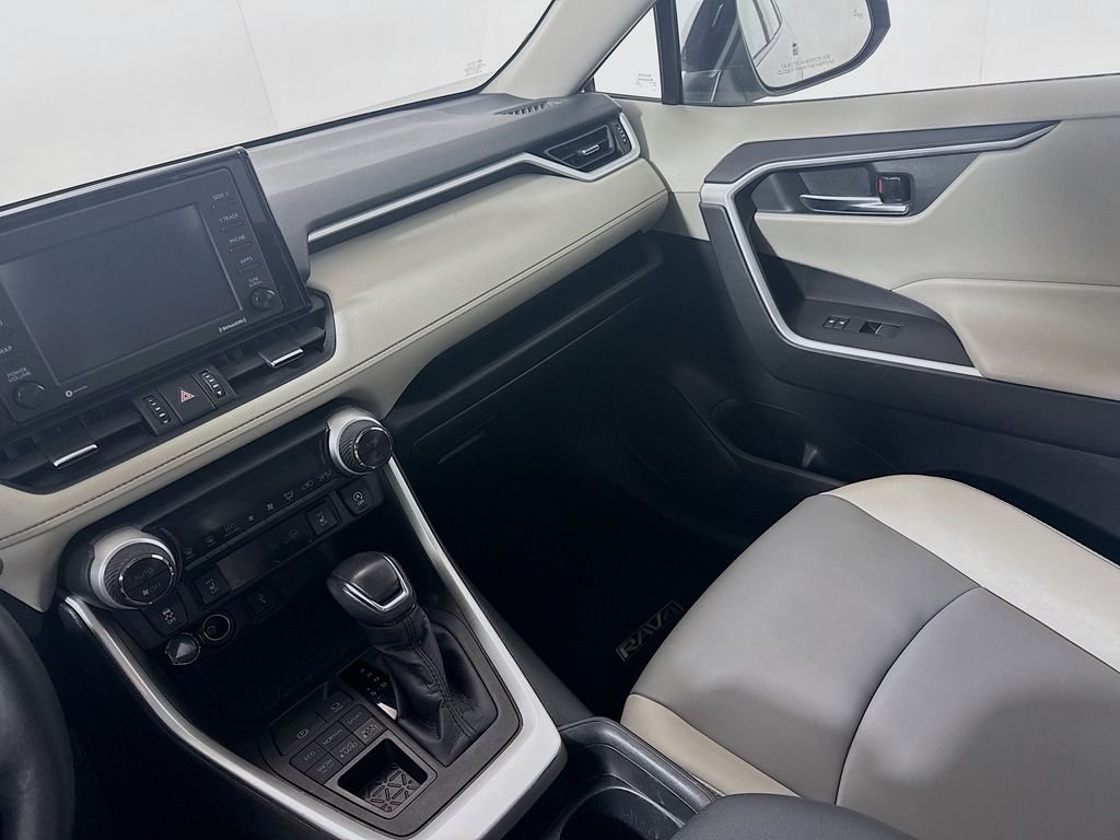Used 2021 Silver Sky Metallic Toyota XLE Premium image 22