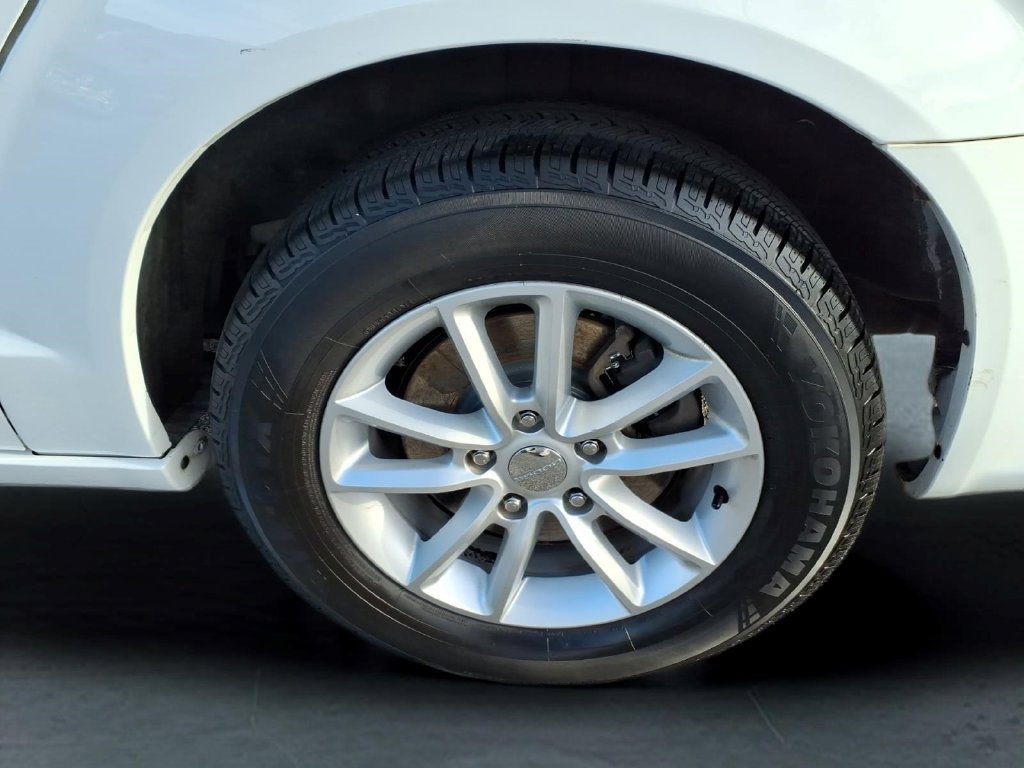 Used 2019 White Dodge SXT image 10