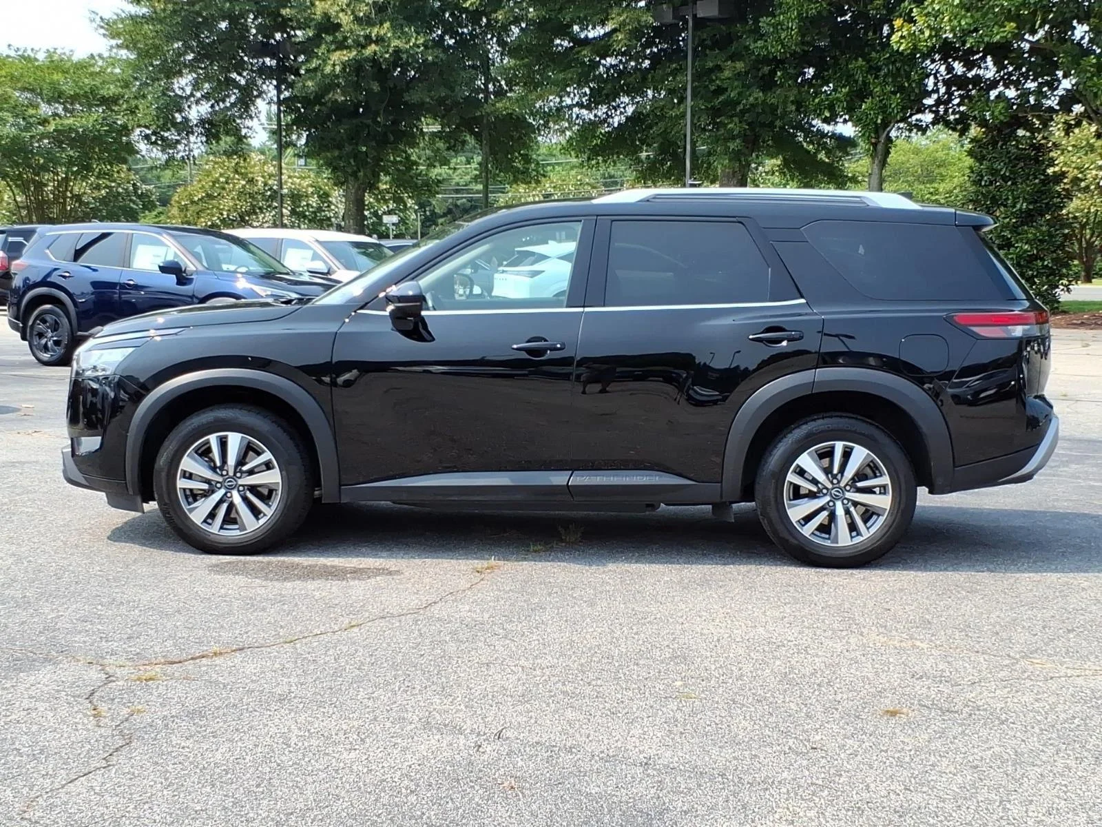 Used 2025 Super Black Nissan SL image 3