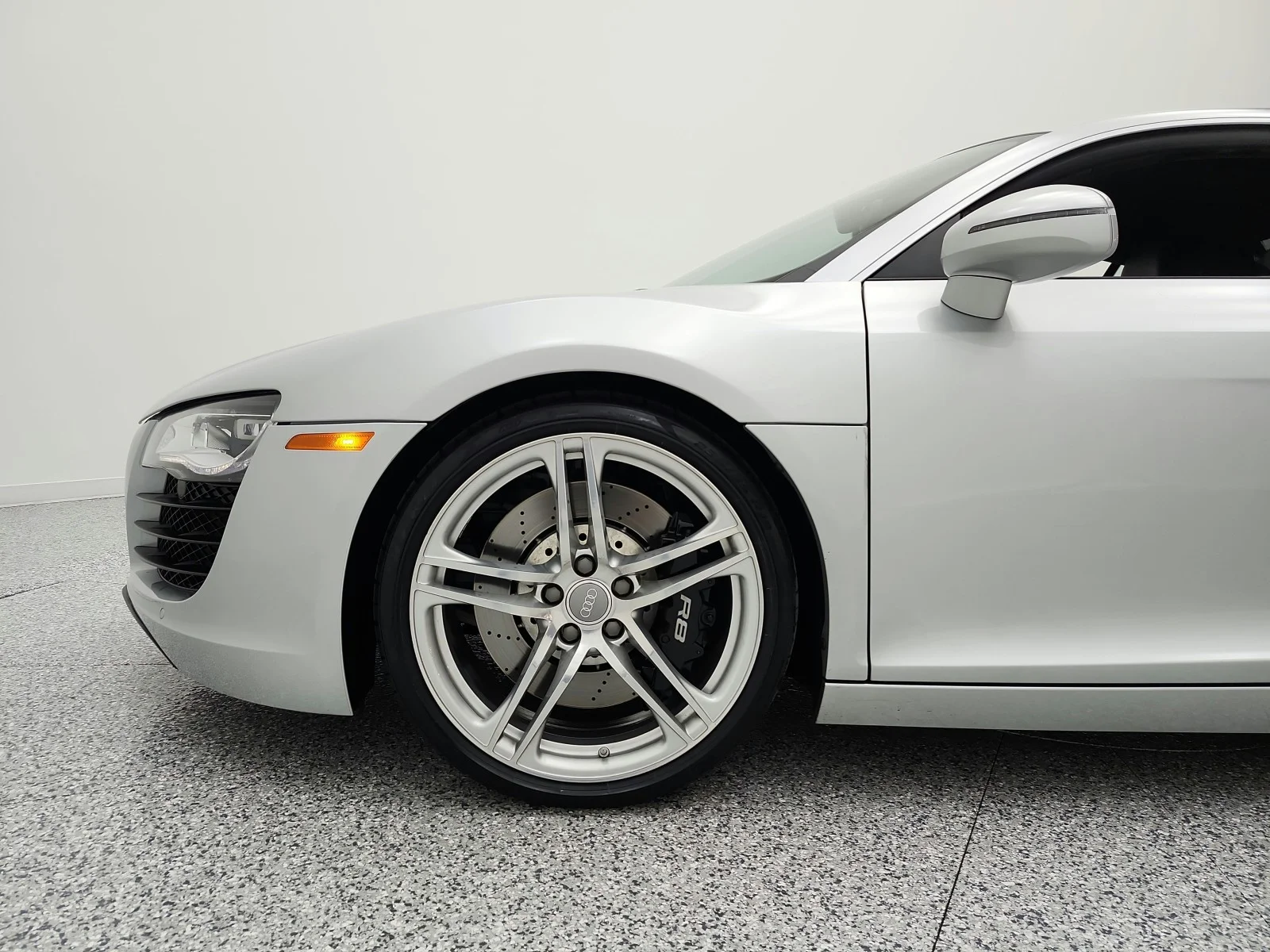 Used 2010 Ice Silver Metallic With Apollo Silver Sideblades Audi 2dr Cpe Auto quattro 4.2L image 14