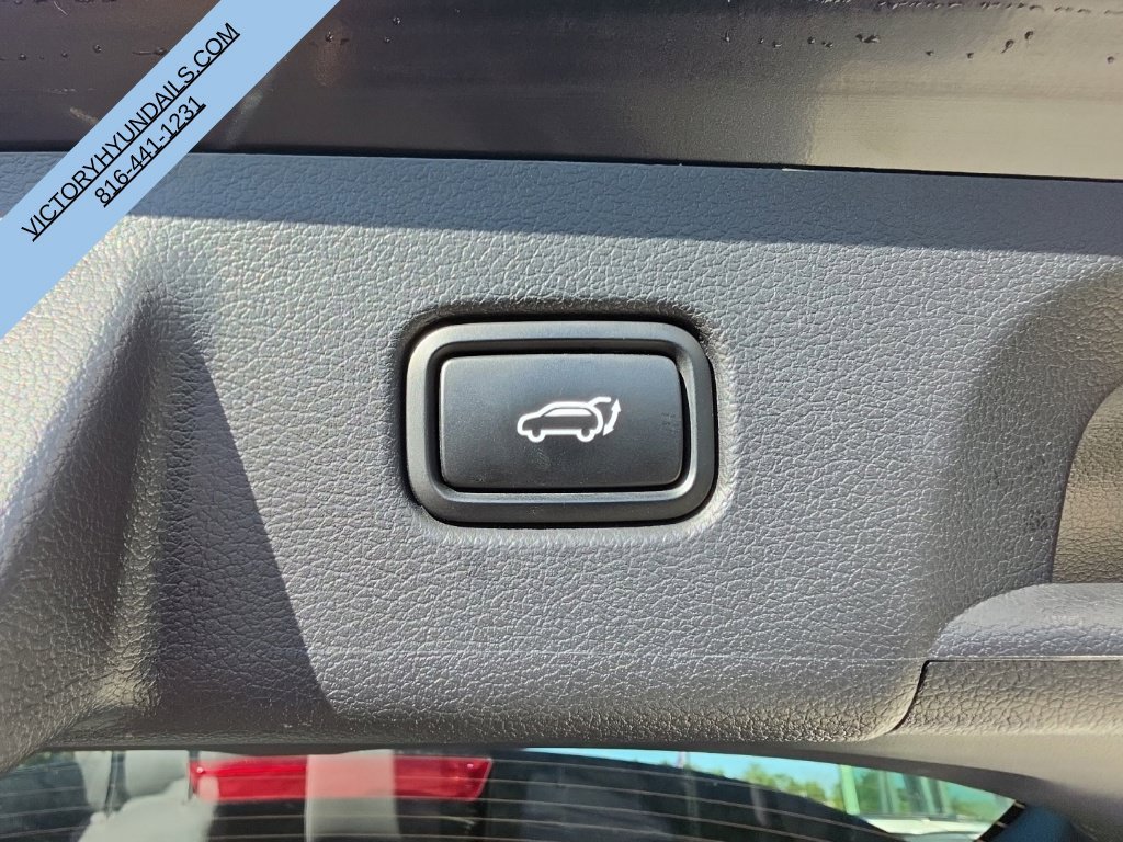 Used 2025 White Hyundai SEL image 35