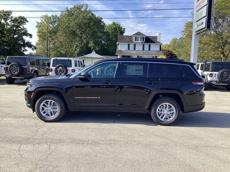 New 2025 Diamond Black Crystal Pearl-Coat Exterior Paint Jeep Laredo image 4