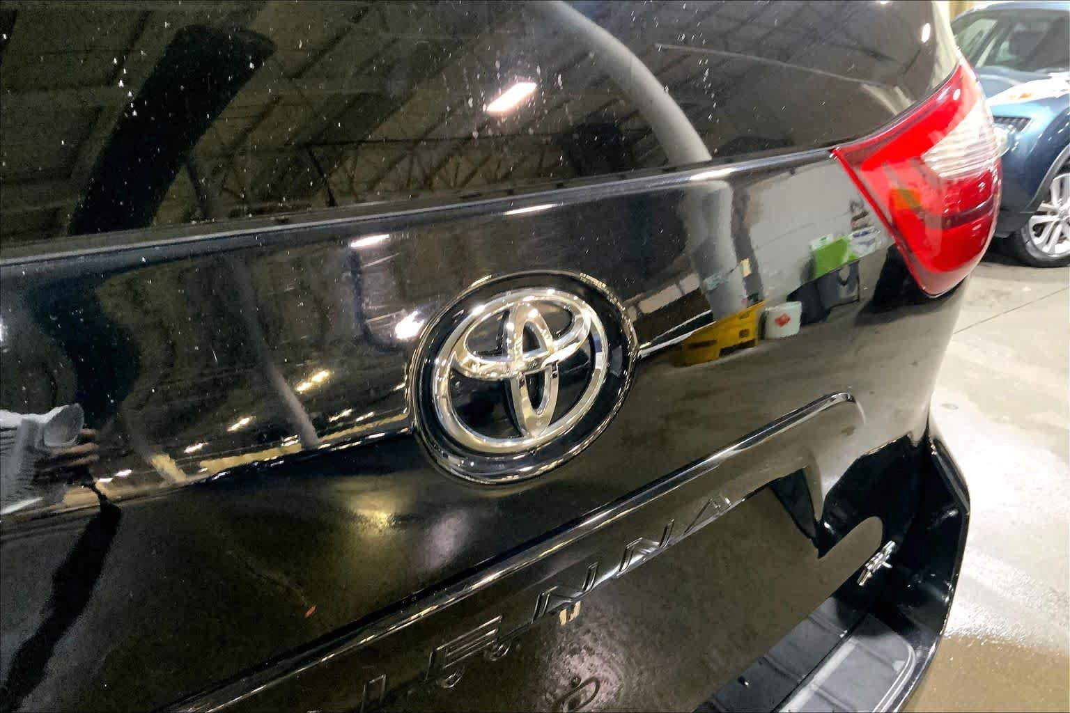 Used 2017 Midnight Black Metallic Toyota XLE Premium image 31