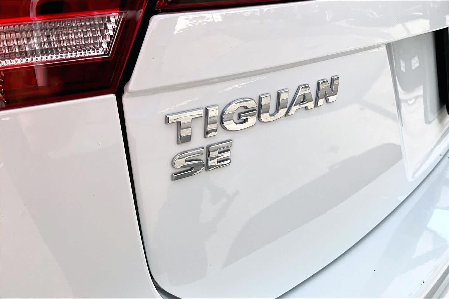 Used 2019 Pure White Volkswagen SE image 31