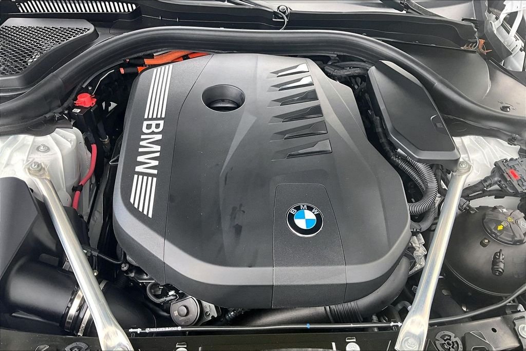 Used 2026 White BMW 550e xDrive image 29