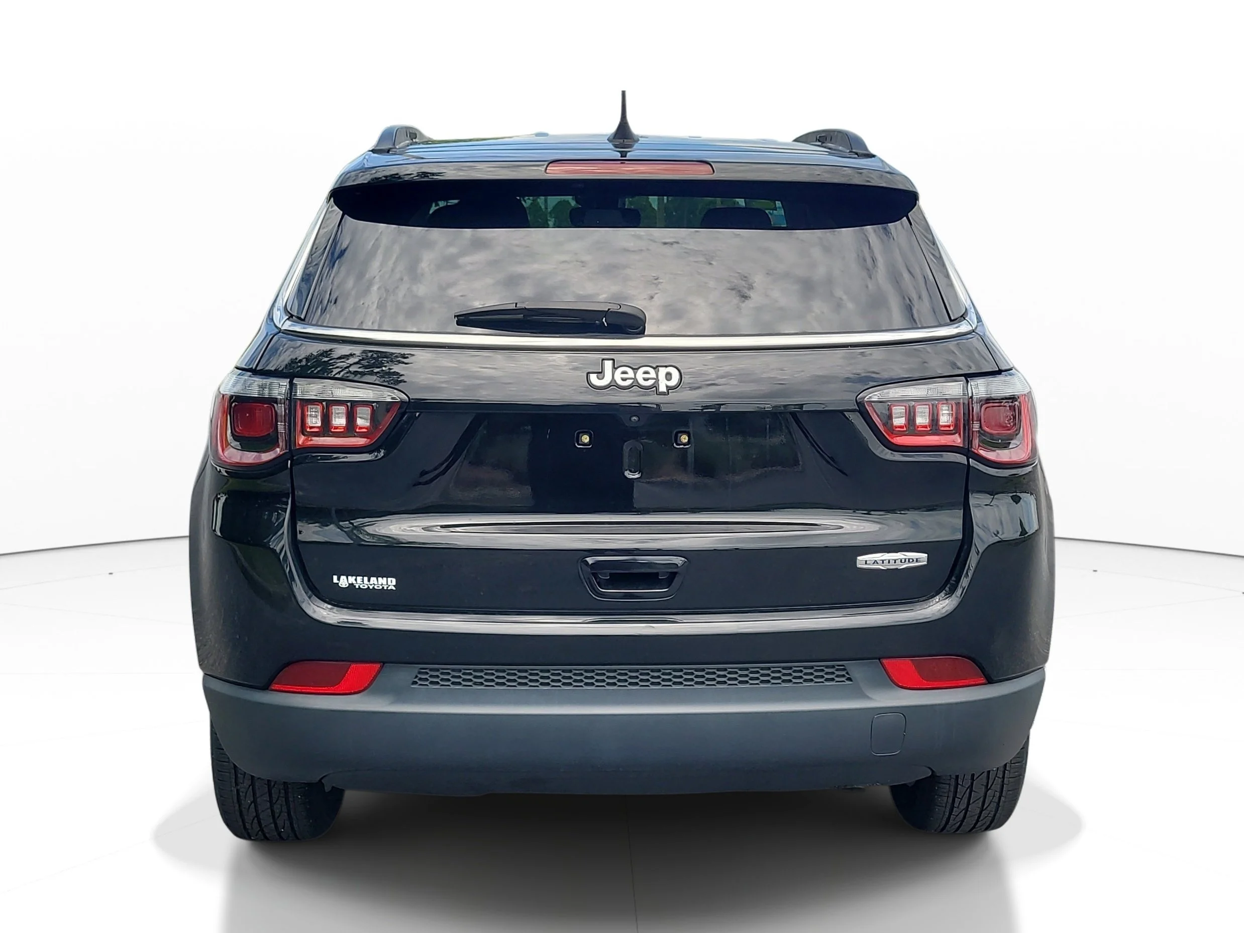 Used 2022 Diamond Black Crystal Pearlcoat Jeep Latitude image 5