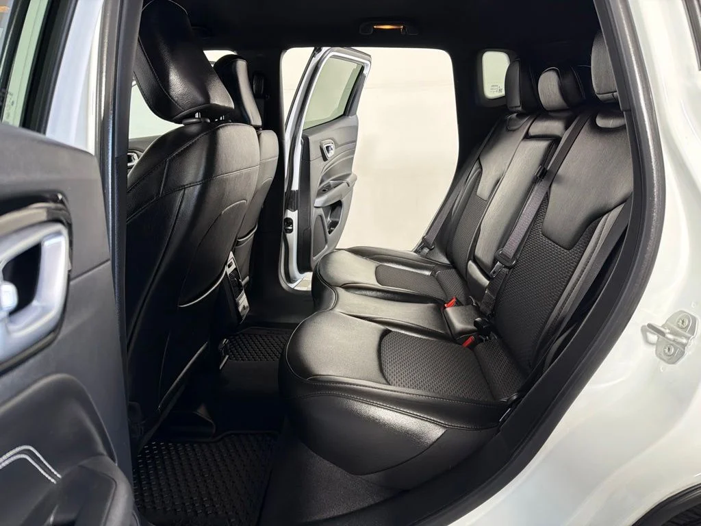 Used 2022 White Jeep Latitude image 19