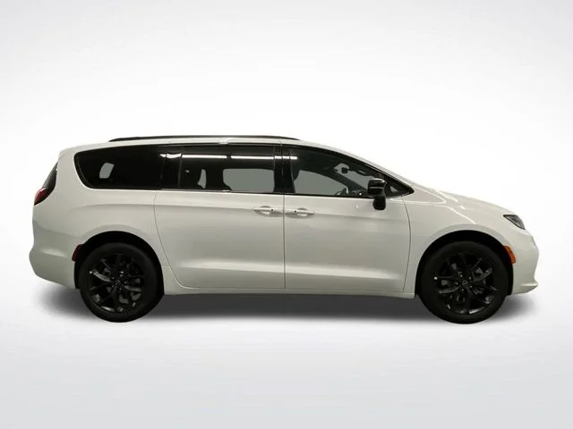 New 2026 Bright White Clear-Coat Exterior Paint Chrysler Limited image 2
