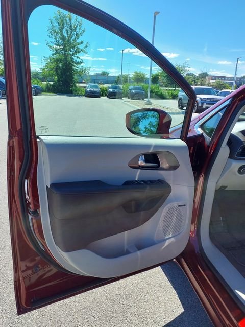 Used 2019 Velvet Chrysler Touring L Plus image 17